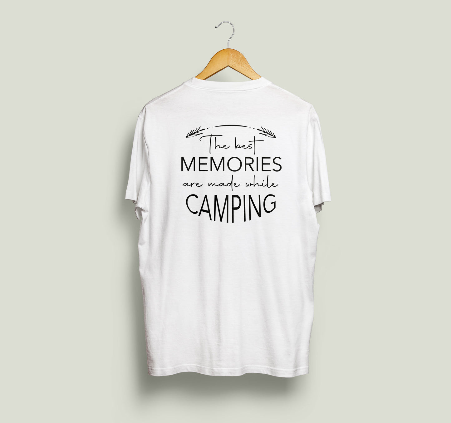 T-Shirt "The best memories are made while camping" - weiß