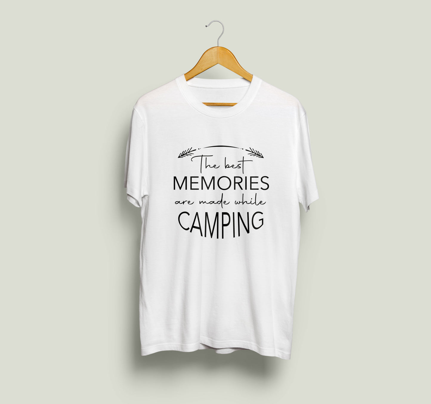 T-Shirt "The best memories are made while camping" - weiß