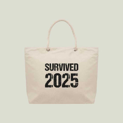 Strand- & Einkaufstasche „Survived 2025“ – robust & mit Statement